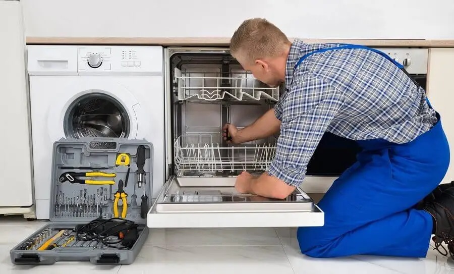 Etimesgut Arçelik servisi teknisyen ekibi beyaz eşya tamiri yaparken